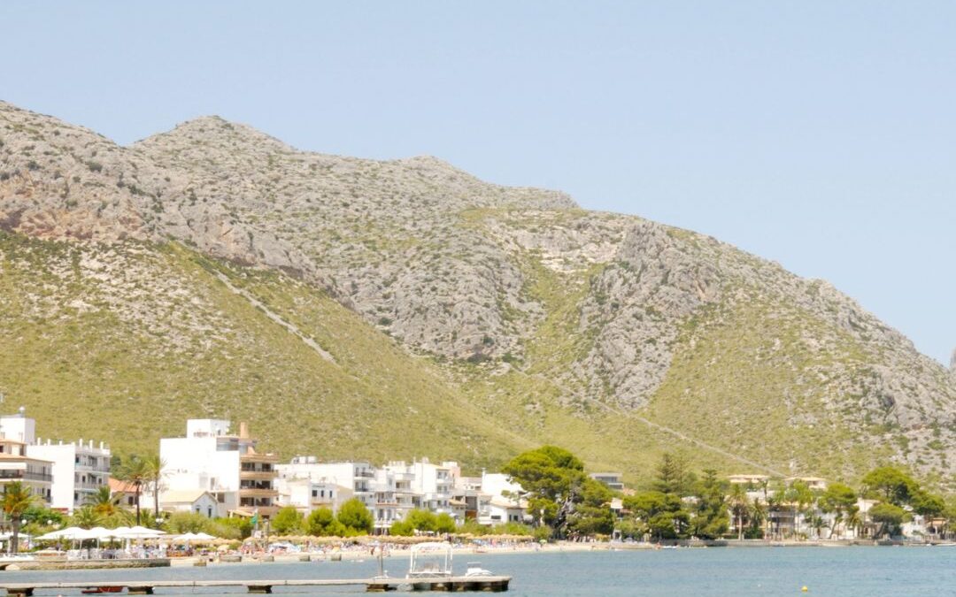 Educación  firma un convenio de colaboración con el Club Náutico de Puerto Pollensa para el uso de su Aula Medioambiental
