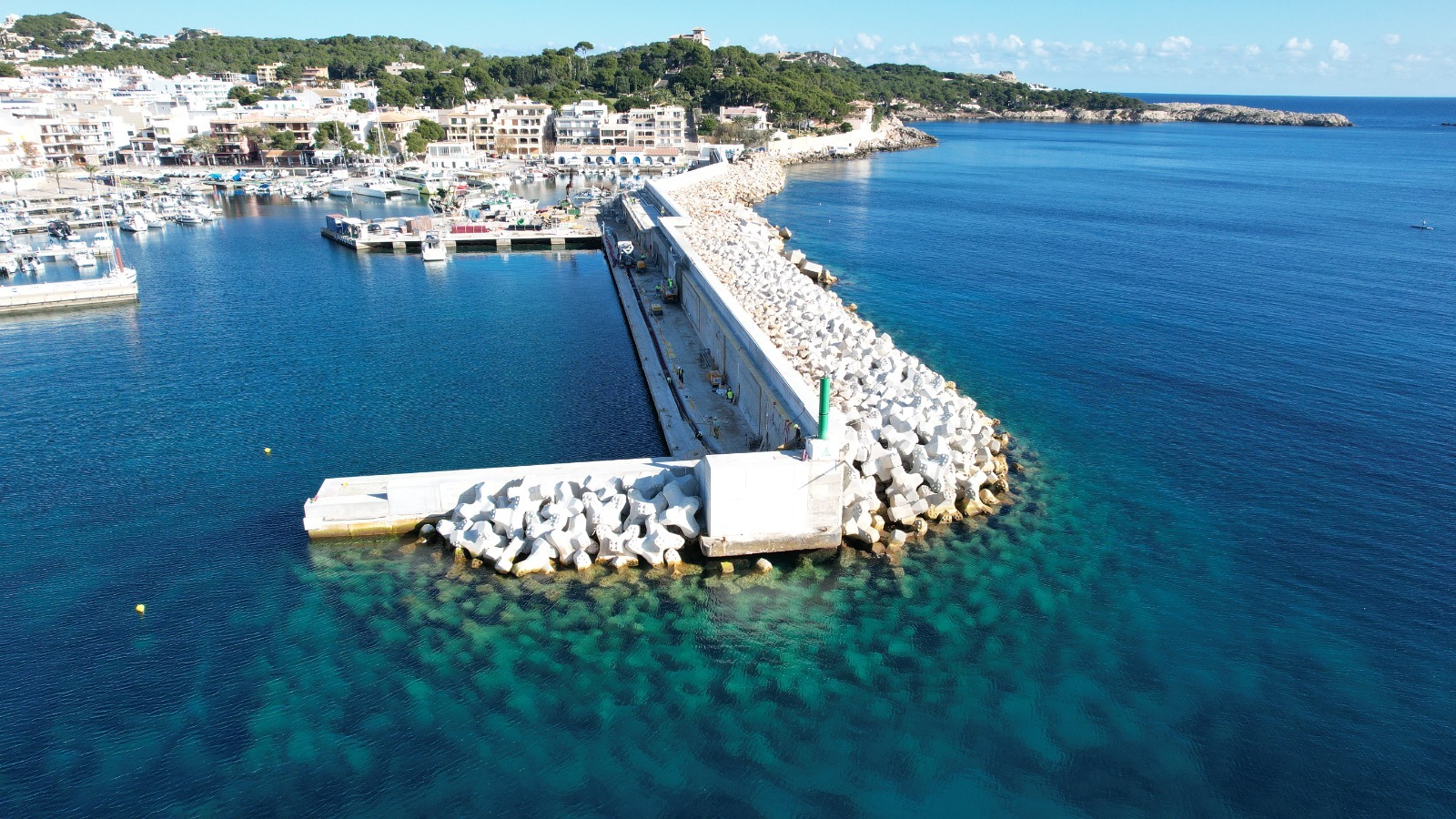 Las obras de refuerzo del dique del puerto de Cala Rajada