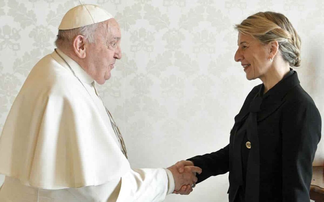 Yolanda Díaz y el Papa Francisco defienden un mundo que priorice la lucha contra el cambio climático, el trabajo decente y la construcción de paz