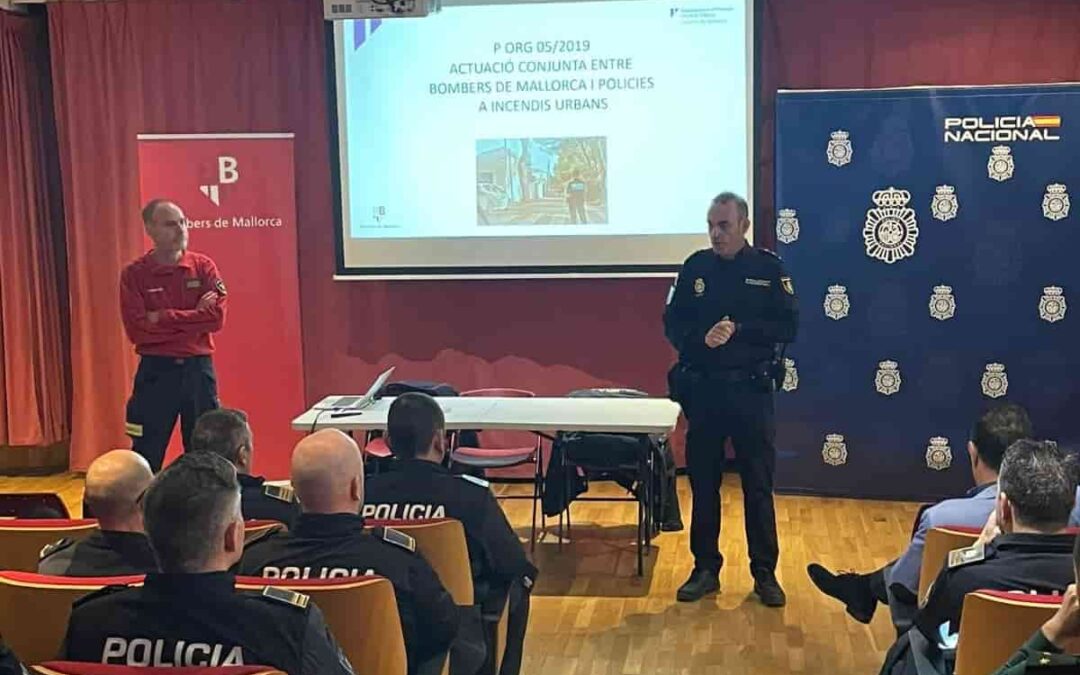 Los Bombers de Mallorca imparten una jornada de formación sobre incendios urbanos a la Policía Nacional