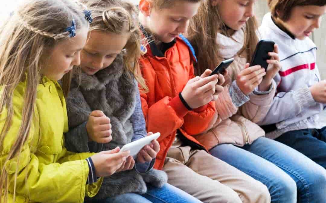 Ministerio y comunidades autónomas avanzan en la regulación del uso de los dispositivos móviles en los centros educativos
