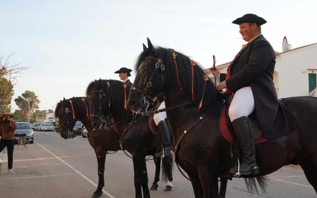 Caballos y productos típicos para dar la bienvenida a los turistas del IMSERSO, en Menorca