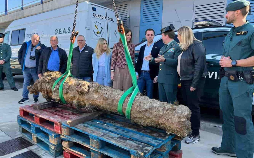 PortsIB participa en la extracción de dos cañones de barco en el Port de Cala Ratjada