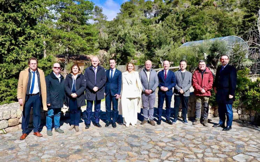 Prohens y los presidentes de los cuatro consells acuerdan intensificar la lucha contra la oferta turística ilegal y reforzar el transporte público