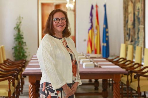 The Regional Minister of Health, Manuela García, was awarded a prize by the Spanish Medical Association (OMC)