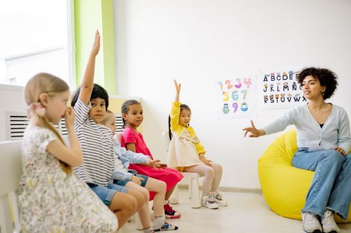 The teachers of the subsidised private education system who act as tutors will receive the same allowance as those of the public system