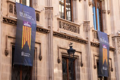 Diada de Mallorca: Awards, Honours and Distinctions, exhibition of the Llibre de les franqueses i privilegis and offering to James II