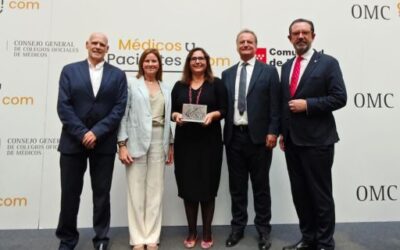 The Regional Minister of Health, Manuela García, receives the special lifetime achievement award from the Spanish Medical Association