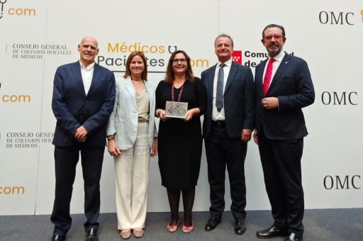 The Regional Minister of Health, Manuela García, receives the special lifetime achievement award from the Spanish Medical Association