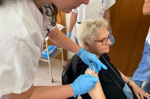The combined vaccination of the flu and COVID-19 begins in the residences of elderly people of the Consell de Mallorca