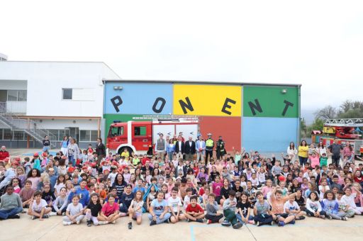 The Firefighters of Mallorca carry out a fire drill in the CEIP Ponent of Inca