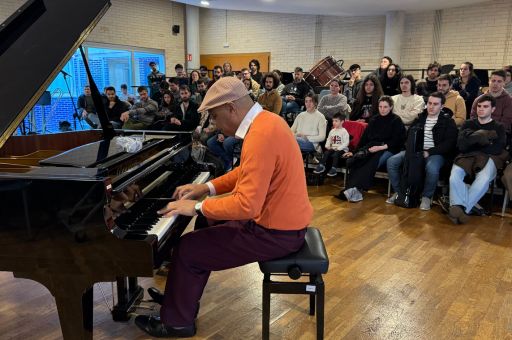Treinta alumnos participan en la clase magistral de Chuchito Valdés en el Conservatorio Superior de Música