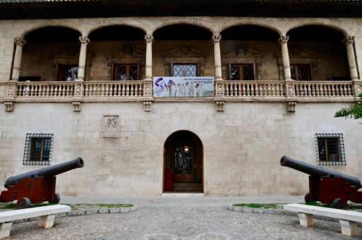 El Govern cuelga en sus sedes la lona del 8M con el lema «Por una mirada inclusiva hacia la igualdad»