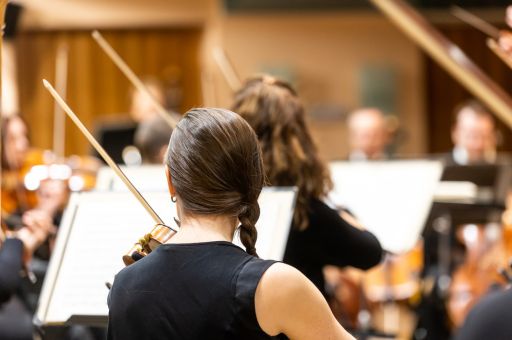 La Sinfónica pone punto final a la temporada de abono 2024-25 con la violinista solista Alena Baeva y la dirección de Antonio Méndez