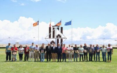 El presidente del Consell de Mallorca entrega los dorsales a los participantes en el Gran Premio Nacional de Trote 2025