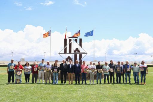 El presidente del Consell de Mallorca entrega los dorsales a los participantes en el Gran Premio Nacional de Trote 2025