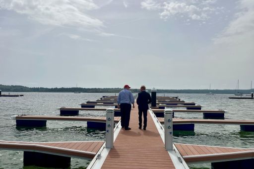 PortsIB entrega los nuevos pantalanes del puerto de Fornells a las cinco empresas adjudicatarias