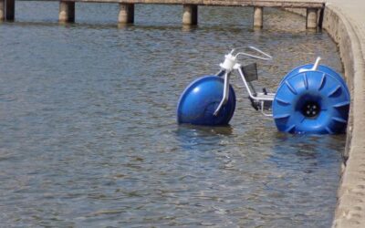 El Consell de Mallorca estrena una actividad de bicicletas de agua para personas mayores