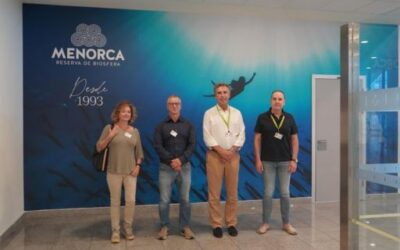 El Aeropuerto de Menorca da la bienvenida a los visitantes con una imagen que destaca su condición de Reserva de la Biosfera