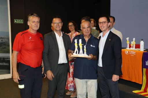 Mallorca Firefighters Receive a Silver Siurell from Grup Güell in Tribute to Their Support During the Valencia DANA