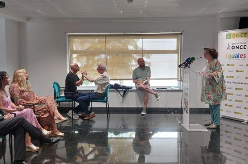 The Agreement Between the Ministry of Families and Social Affairs and Fundación ONCE Provides Support to 21 People with Deafblindness