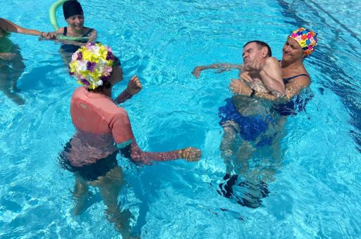 Summer Activities Begin at the Llar d’Ancians Pool with the Presence of the IMAS President