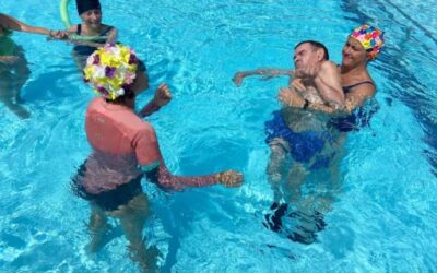 Comienzan las actividades de verano en la piscina de la Llar d’Ancians con la presencia del presidente del IMAS
