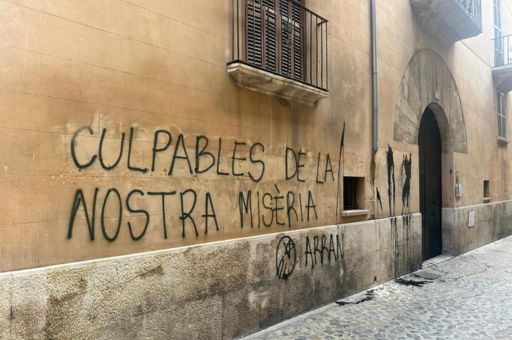 The Governor Strongly Condemns Arran’s Graffiti on the Facade of the Ministry of Tourism