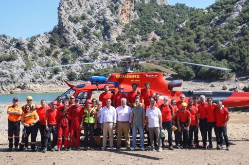 Los Bomberos de Mallorca muestran las capacidades del nuevo helicóptero, La Milana, en un simulacro de rescate en la Serra de Tramuntana