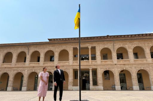 El Consell de Mallorca iza la bandera de Ucrania en La Misericòrdia como muestra de solidaridad con el pueblo ucraniano