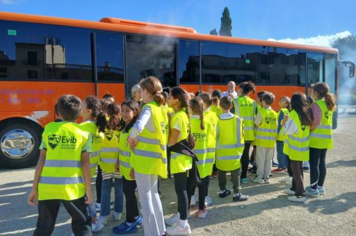 Successful rescue simulation in Alcúdia: children evacuated from car and school bus during traffic accident drill