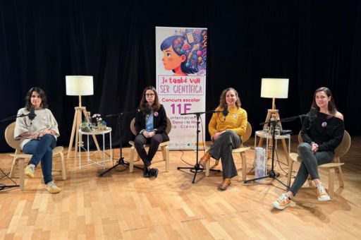 4th-year secondary students from CC La Miraculosa attend the round table “11F: I also want to be a scientist”